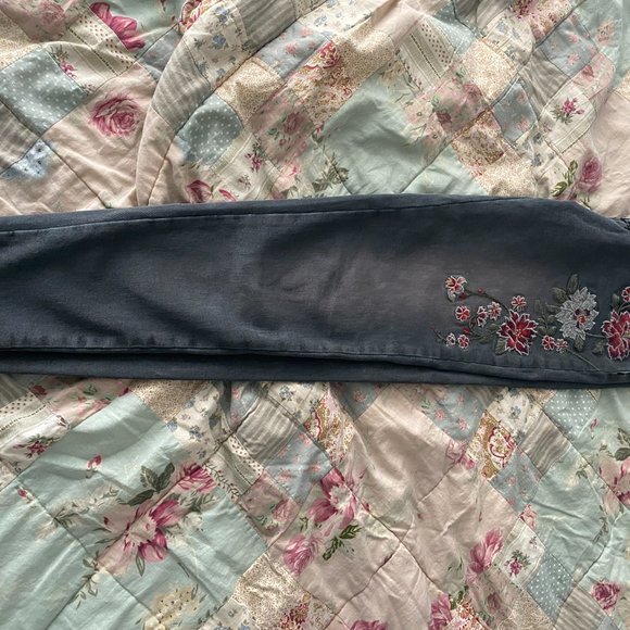 Jeans with flower embroidery - Picture 2 of 4